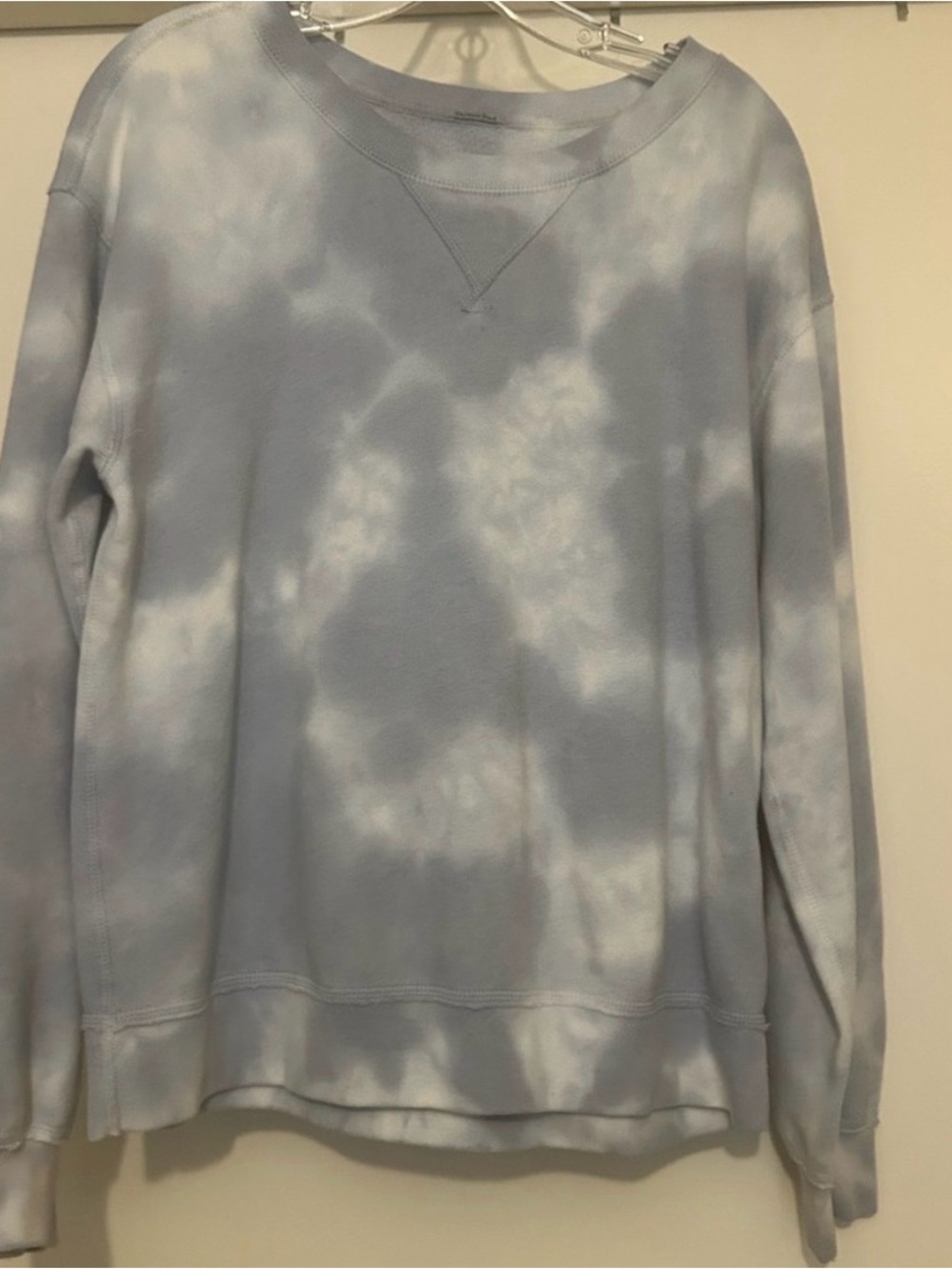 NWOT Abercrombie & Fitch Light Blue and White Tie-Dye Crewneck Sweatshirt